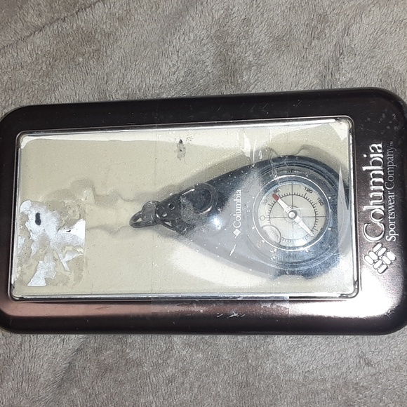 COLUMBIA SPORTSWEAR COMPANY COMPASS KEYCHAIN CHARM NRMINT CONDITION - Picture 1 of 4